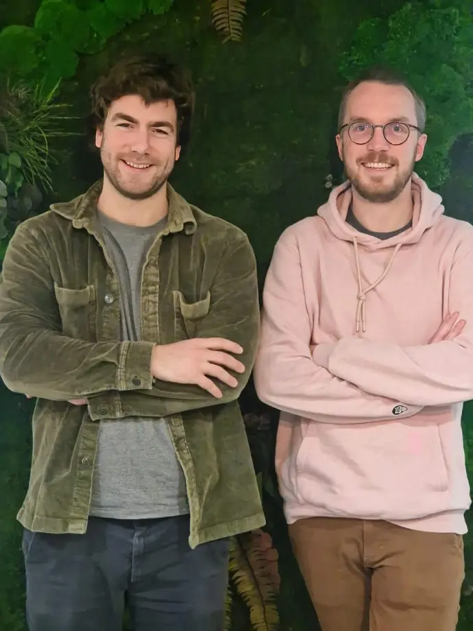 Photo des co-fondateurs de Covaltis devant un mur végétal