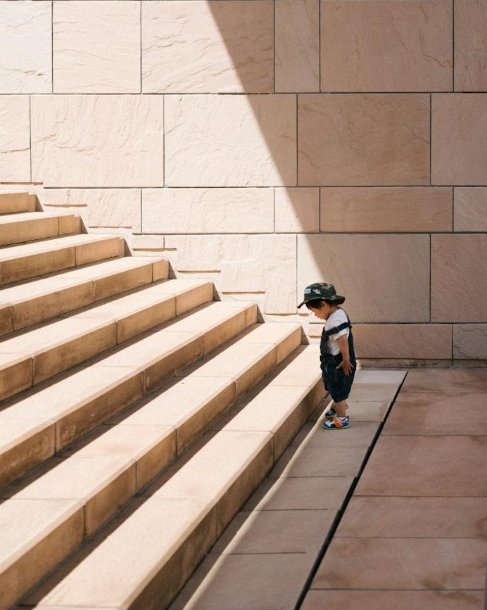 Enfant en bas de marche d'escalier